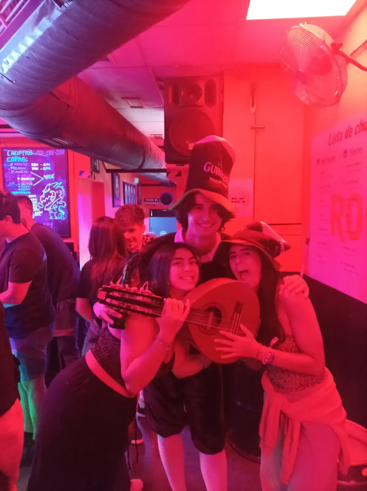 Tuno celebrando una salida con estudiantes y una guitarra