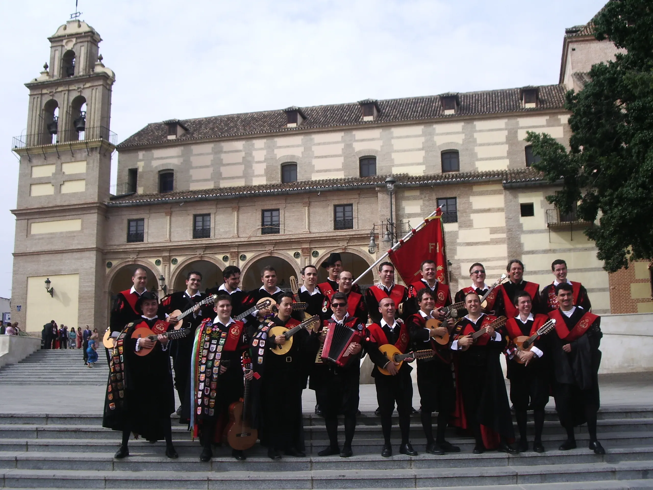 Tuna de Derecho de Málaga posando con instrumentos delante de un edificio histórico