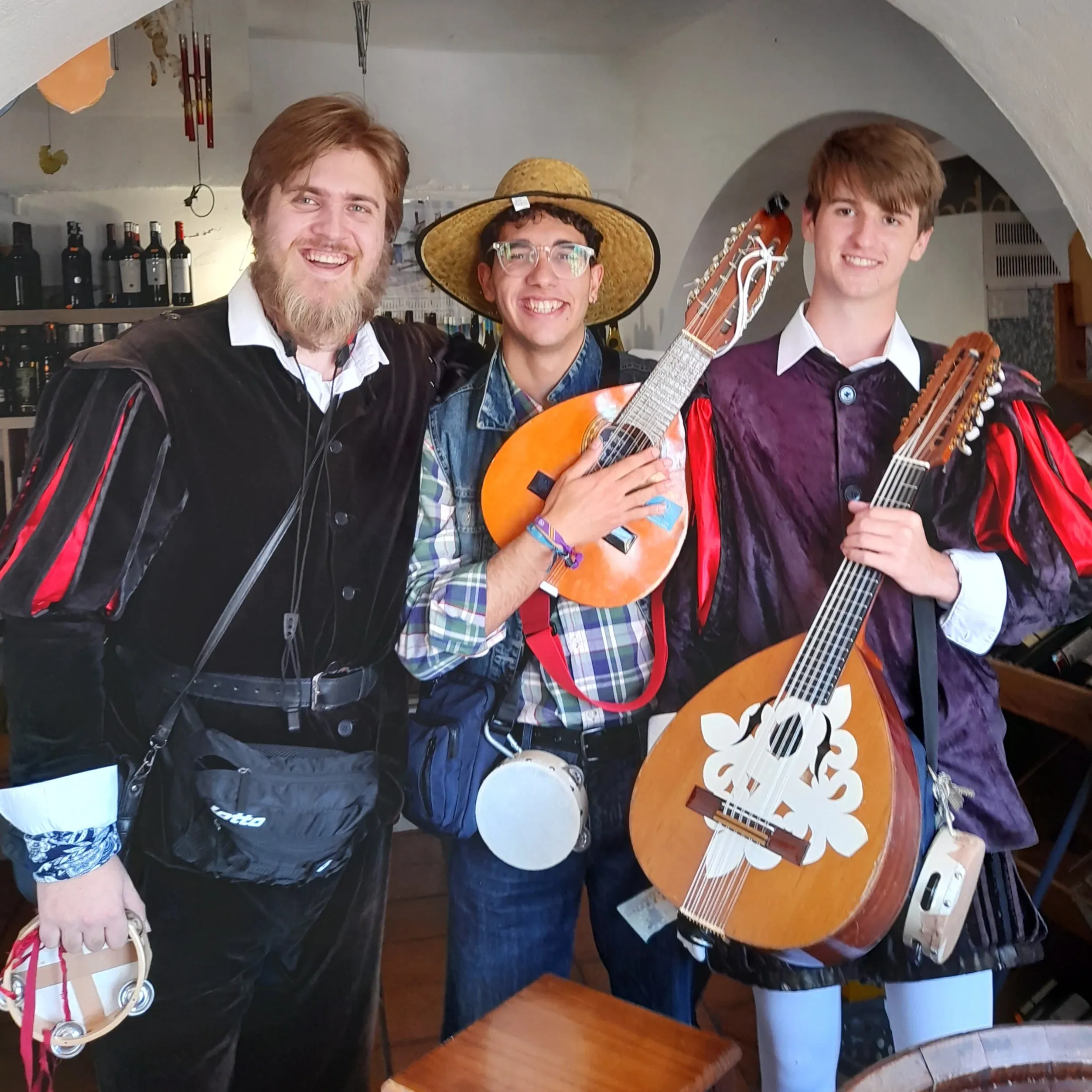 Nuevos integrantes de la tuna con traje e instrumentos