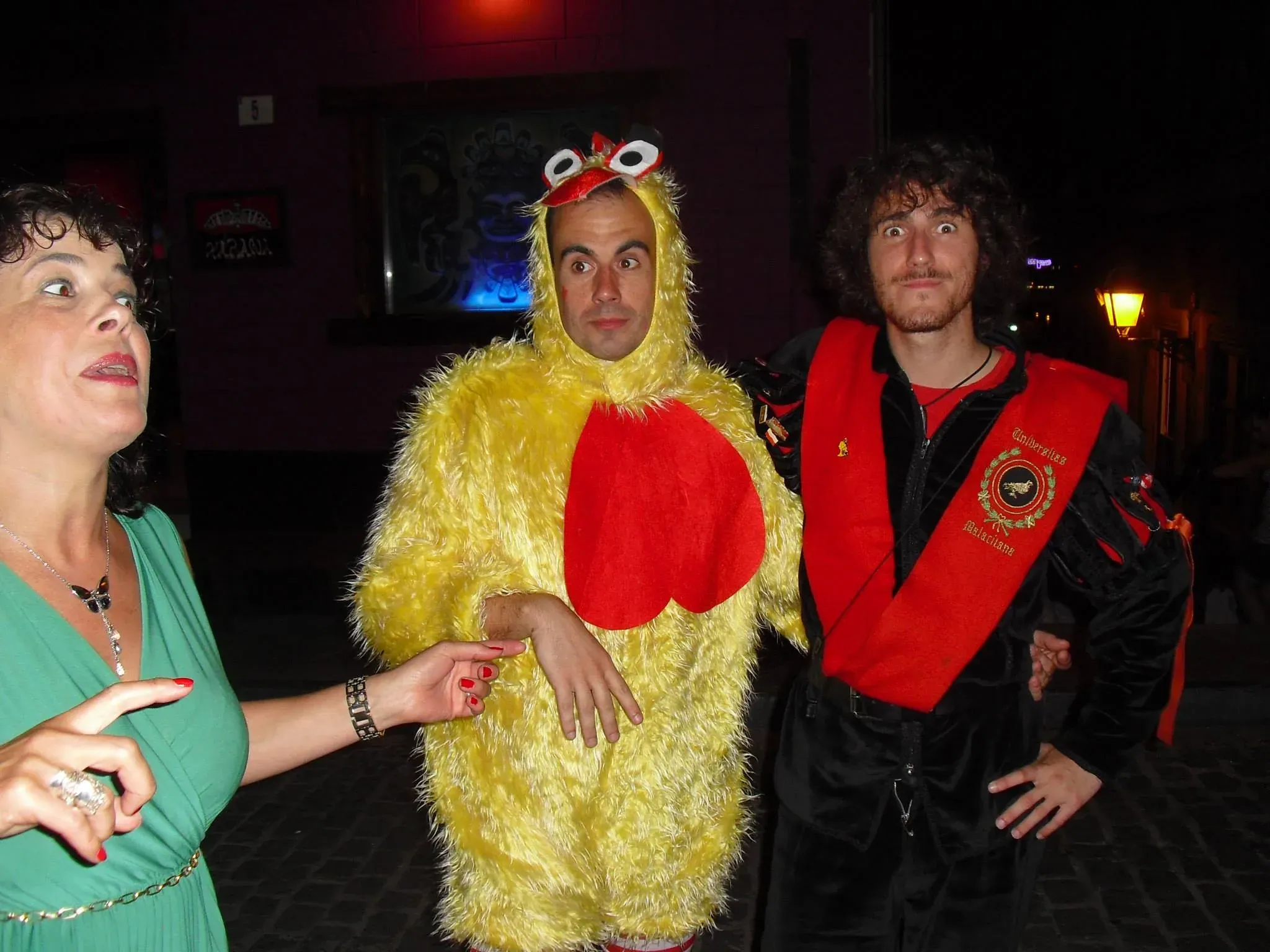 Uno de los miembros de la tuna con una persona disfradada de pollo