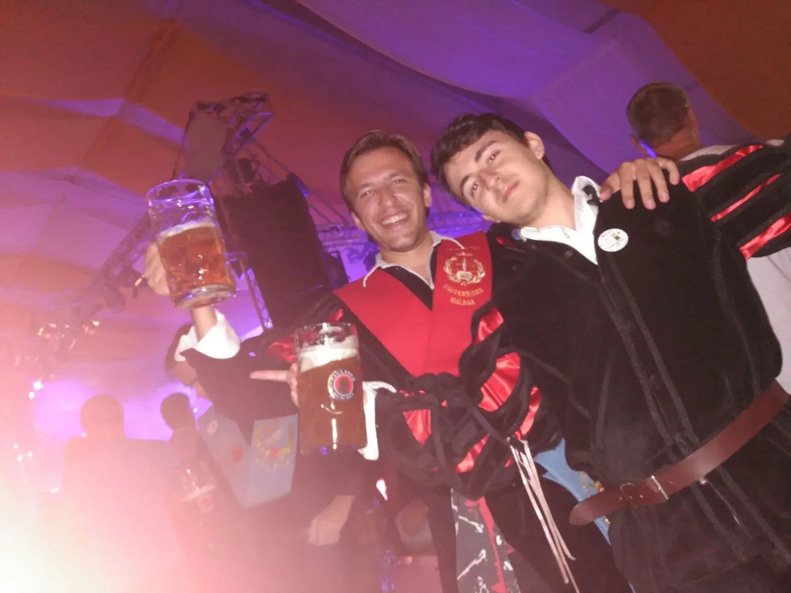Dos tunos brindando durante un viaje a Alemania para el Oktoberfest