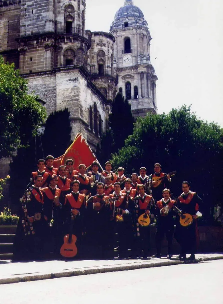 Tuna de Derecho de Málaga en una foto de grupo junto con la Catedral de Málaga al fondo